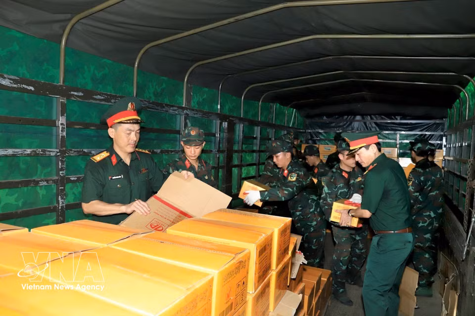 On June 28 morning, some 65 tonnes of relief supplies, including food, drinking water, medicines and specialised equipment, were carefully assembled, inspected, sorted and packed, ready for transport to earthquake-affected areas in Venezuela. (Photo: VNA)