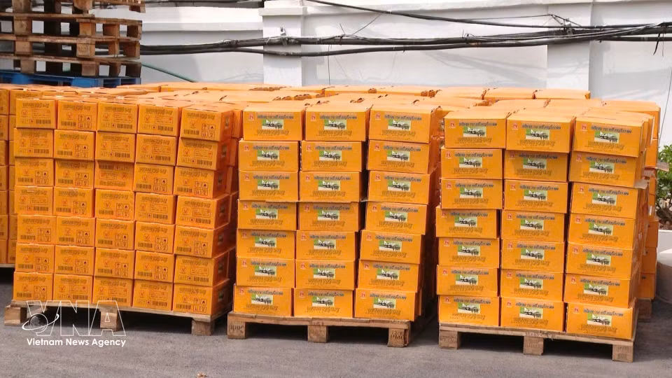 Relief supplies, food, and essential goods are prepared for shipment to Venezuela. (Photo: VNA)