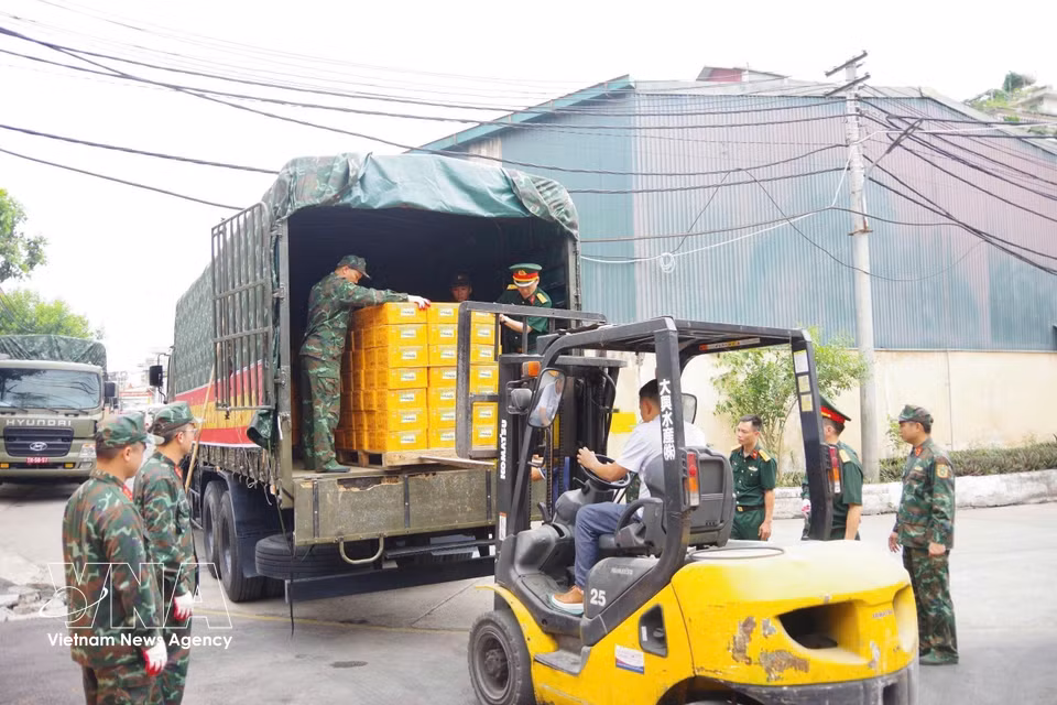 Logistics and technical personnel transport relief supplies, food, and essential goods in preparation for deployment to Venezuela. (Photo: VNA)