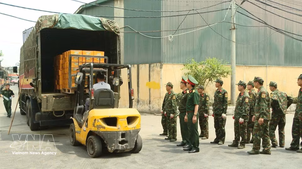 The contingent comprises commanders, an engineering search-and-rescue team from the Engineer Corps, a military medical team, and a search-and-rescue canine unit. (Photo: VNA)