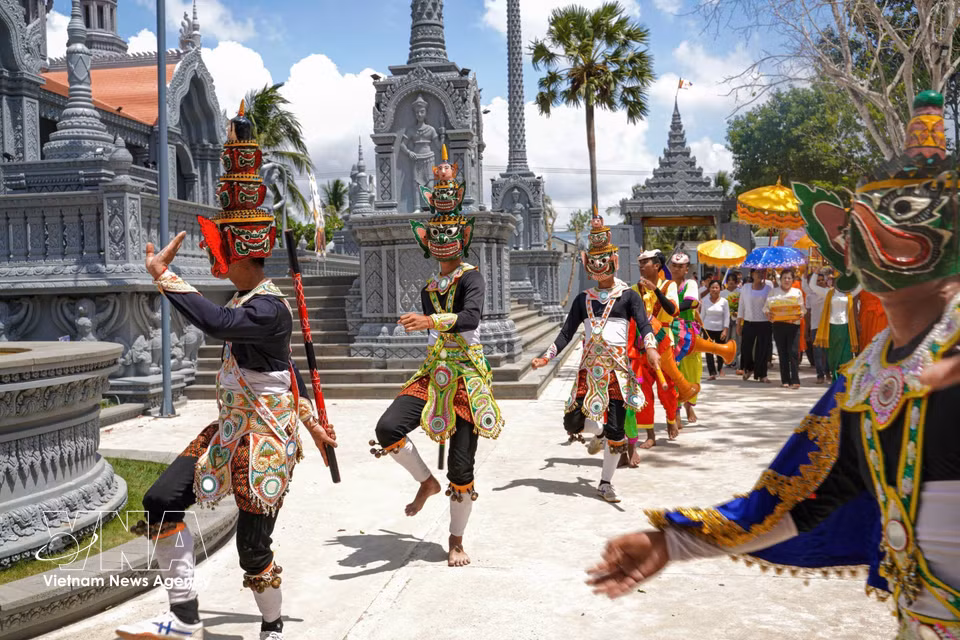 Beyond entertainment, the Robam masked dance is believed to ward off evil spirits and bring peace and good fortune to Khmer communities. It is often performed at Khmer pagodas during major festivals. (Photo: VNA)