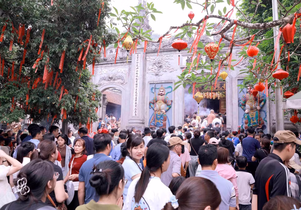 People in the northern province of Phu Tho - known as the ancestral land of Vietnam - pay tribute to the Hung Kings on Commemoration Day (Photo: VNA)