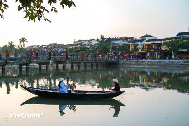 The stillness of the ancient town in the early morning, together with the silent Hoai River at sunrise, is also a favorite moment for many visitors to capture photos. (Photo: VNA)