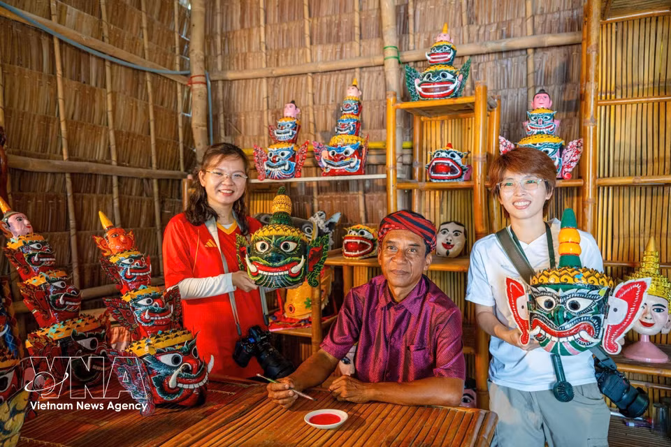 Visitors learn about the traditional craft of making masks for the Khmer Robam dance. (Photo: VNA) ​ ​