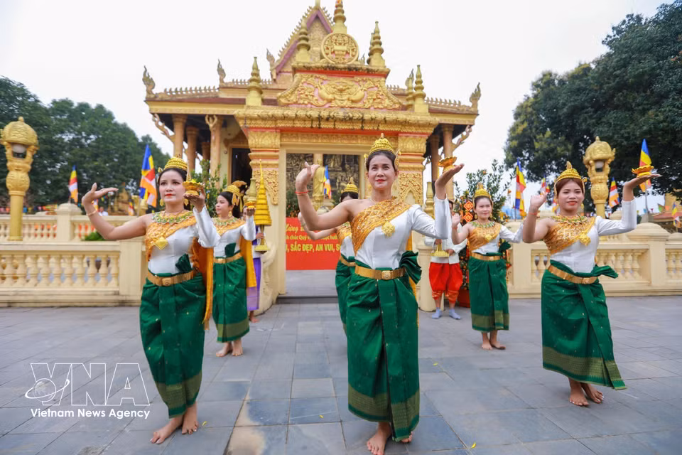 Traditional Khmer dances are an important part of the community’s cultural heritage. Preserved and handed down through generations, they help safeguard ethnic identity while enriching Vietnam’s cultural heritage. (Photo: VNA)