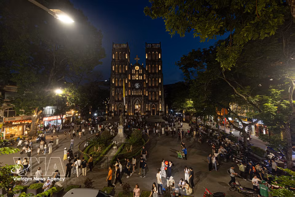 St. Joseph’s Cathedral in Hanoi becomes a bustling cultural and entertainment gathering spot for both domestic and foreign visitors as the city lights up. (Photo: Published by VNA)