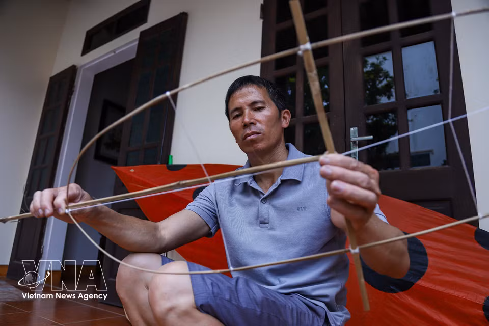 Following in his father’s footsteps, Nguyen Van Quyet now serves as head of the Ba Duong Noi Flute Kite Club, maintaining community activities, cultural exchanges, and teaching kite-making techniques to younger generations in the village. (Photo: VNA)