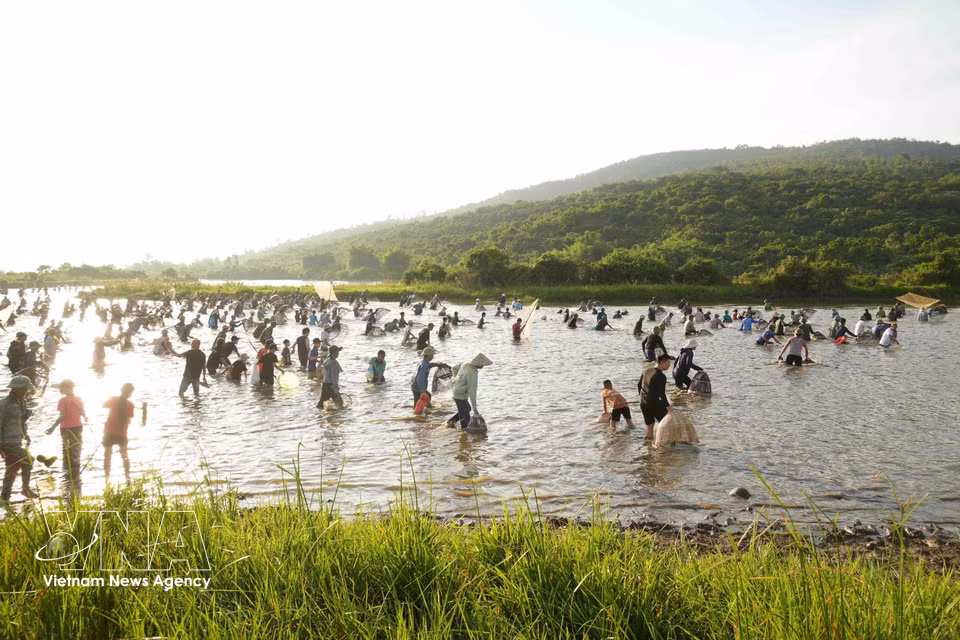 The Vuc-Rao Traditional Fishing Festival is a cherished traditional cultural event that has been preserved by generations of people in Nghi Xuan commune. (Photo: VNA)