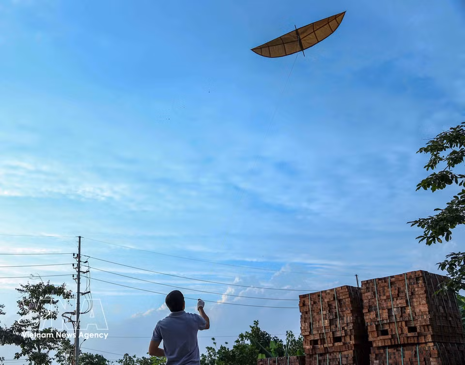 With the dedication of younger generations like Nguyen Van Quyet, the flute kites of Ba Duong Noi village continue to carry the cultural sounds of northern Vietnamese villages far and wide. (Photo: VNA)