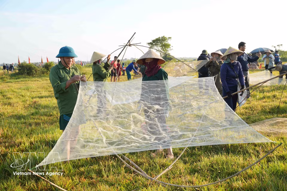 Locals prepare traditional fishing gears before entering the water. (Photo: VNA)