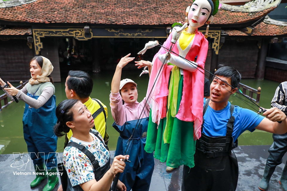 Artists of the Vietnam Puppetry Theatre during rehearsal. (Photo: VNA)