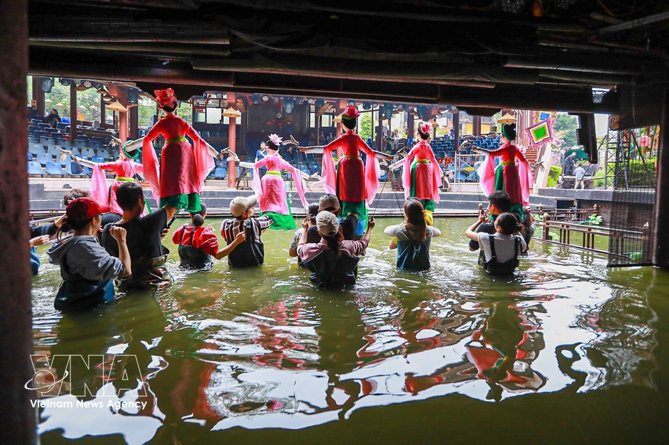 Artists of the Vietnam Puppetry Theatre during rehearsal. (Photo: VNA)