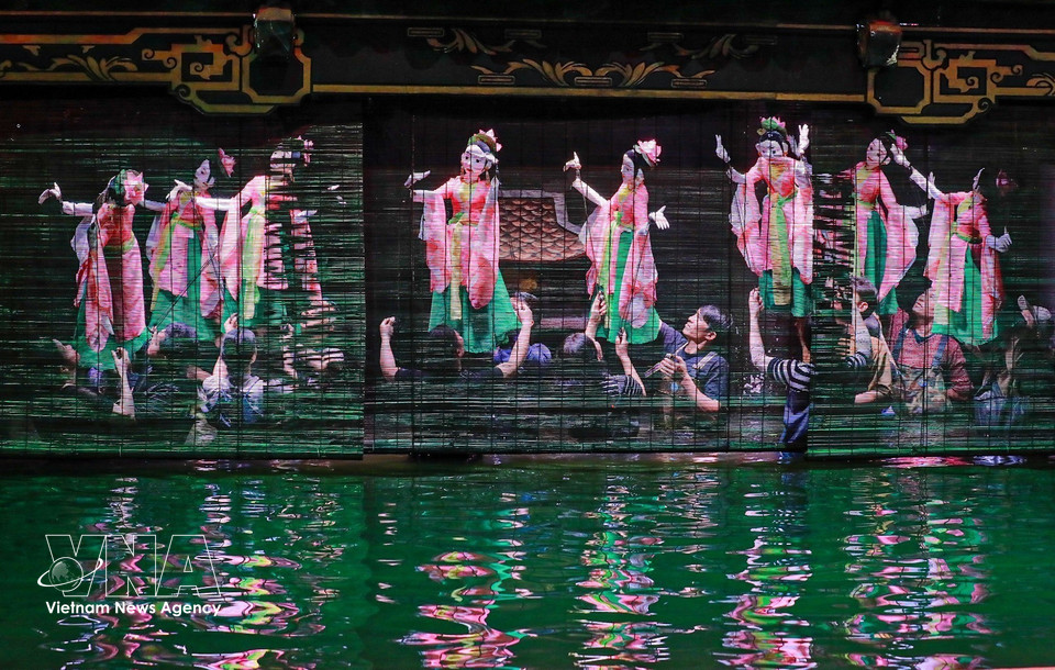 The Vietnam Puppetry Theatre has introduced many creative innovations, combining land-based puppetry with water puppetry to deliver unique performances to audiences. (Photo: VNA)
