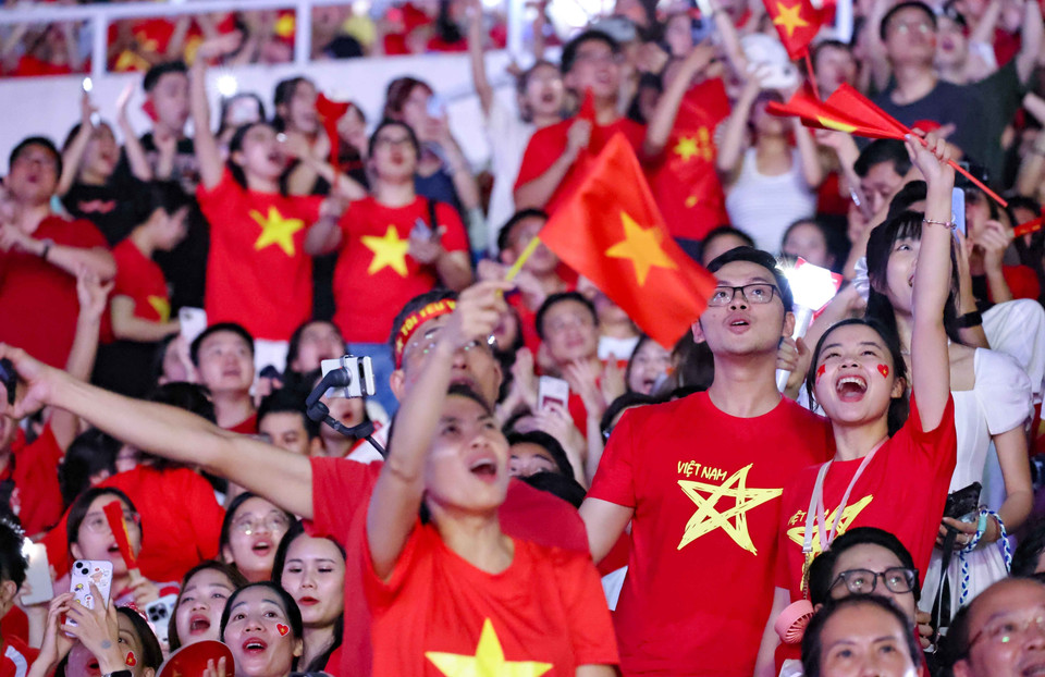 The programme brings a deeply emotional journey, connecting the heroic memories of the past with aspirations for national rise in the present and the future. (Photo: VNA)