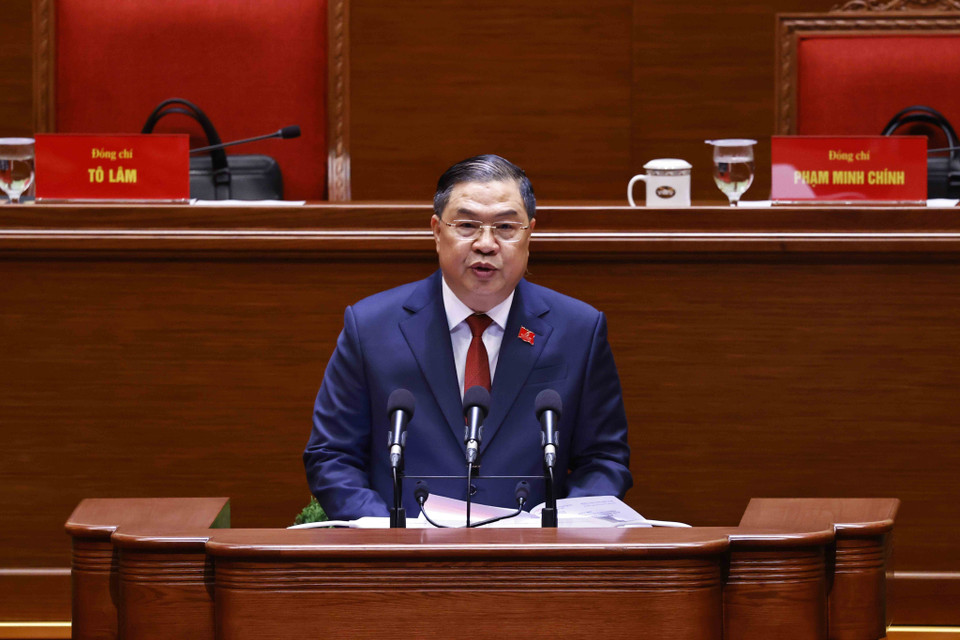 Comrade Pham Gia Tuc, Member of the Party Central Committee, Chief of the Central Party Office, and Head of the Secretariat, announces the results of the election of the Presidium and the Secretariat at the preparatory meeting. (Photo: VNA)