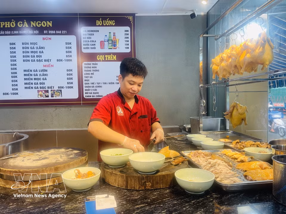A chef prepares chicken pho for customers at an eatery in Linh Dam Urban Area, Hanoi. (Photo: VNA)