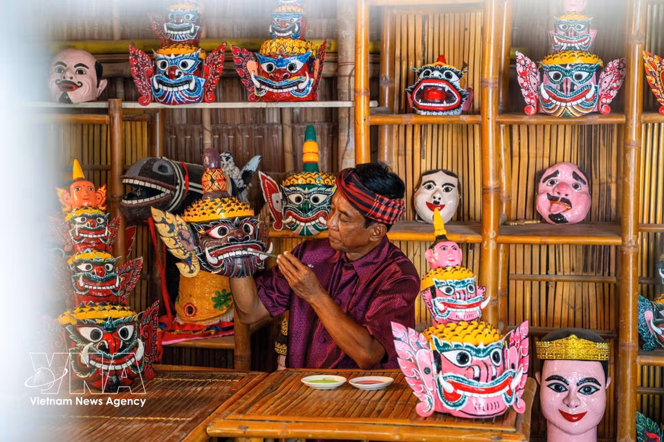 The craft of making masks for the traditional Robam dance-drama is a distinctive handicraft that reflects the rich culture, beliefs and theatrical traditions of the Khmer people in southern Vietnam. (Photo: VNA)