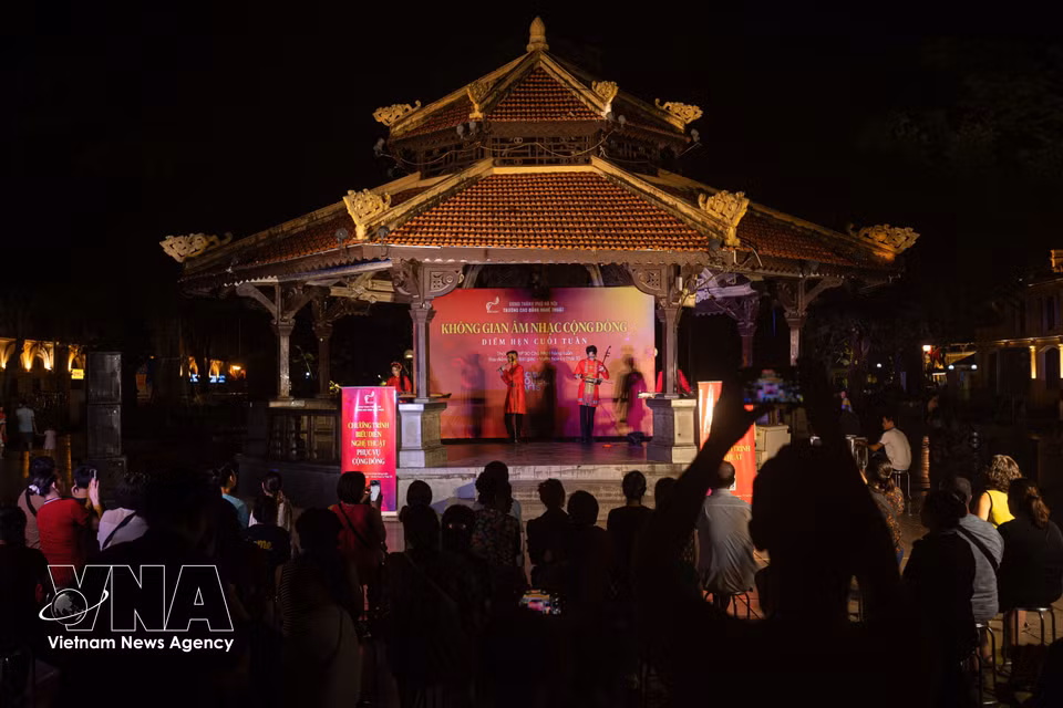 A traditional music performance for the public at the Octagonal Pavilion in the Ly Thai To Flower Garden. (Photo: Published by VNA)