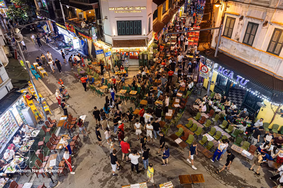 A panoramic view of the Ta Hien - Luong Ngoc Quyen intersection, known as the “international crossroads” in the heart of Hanoi’s Old Quarter. (Photo: Published by VNA)