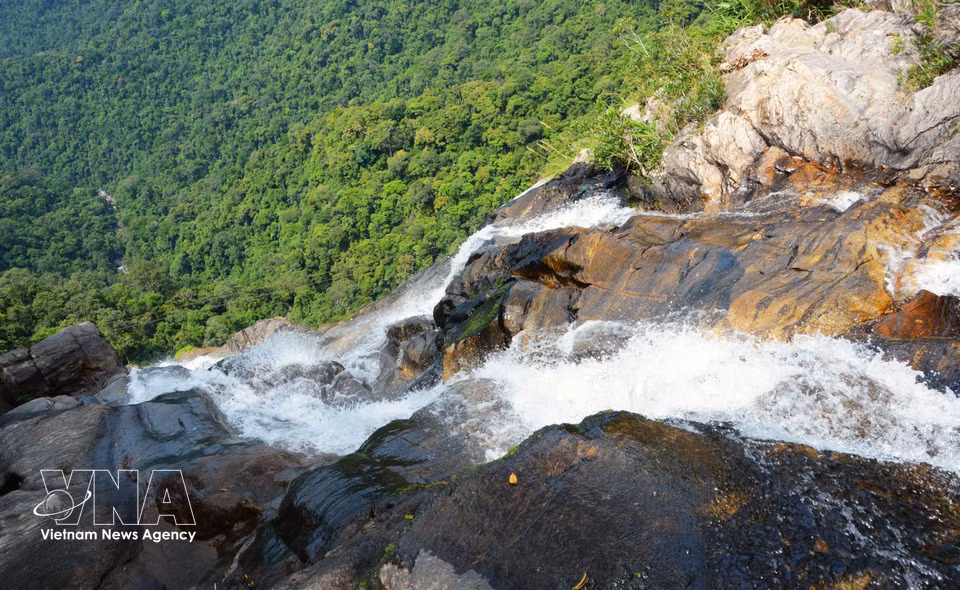 Rising over 300 metres high, Do Quyen Waterfall looks like a white silk strip draped across the steep cliff. (Photo: VNA)