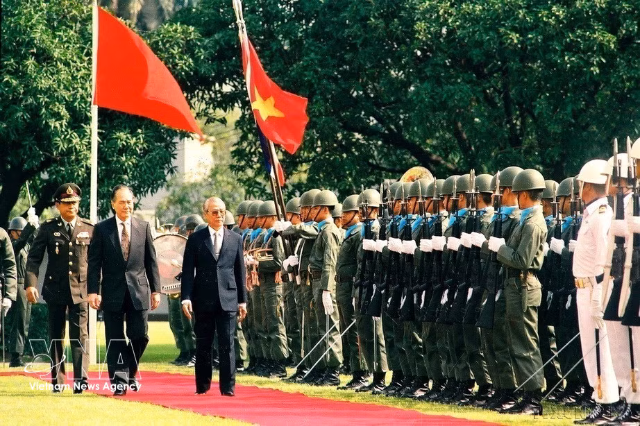 Thai Prime Minister Anand Panyarachun presides over the welcoming ceremony for Chairman of the Council of Ministers Vo Van Kiet during his official visit to Thailand on October 28, 1991. (Photo: VNA)