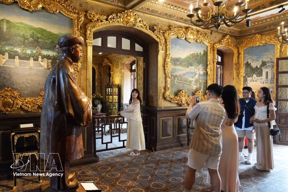 Visitors at the interior of An Dinh Palace. (Photo: VNA)