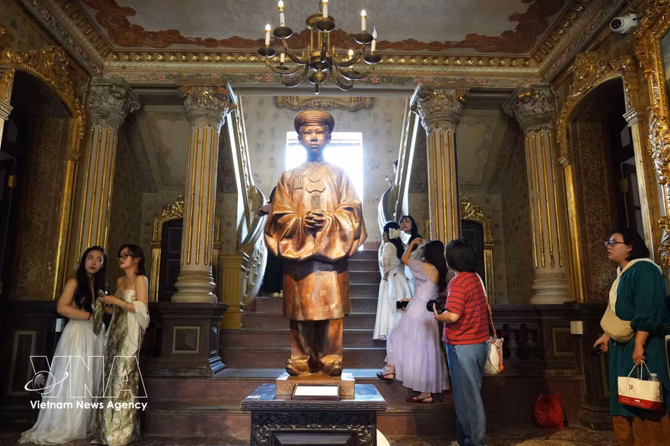 A portrait statue of Crown Prince Vinh Thuy (later Emperor Bao Dai) inside An Dinh Palace. (Photo: VNA)