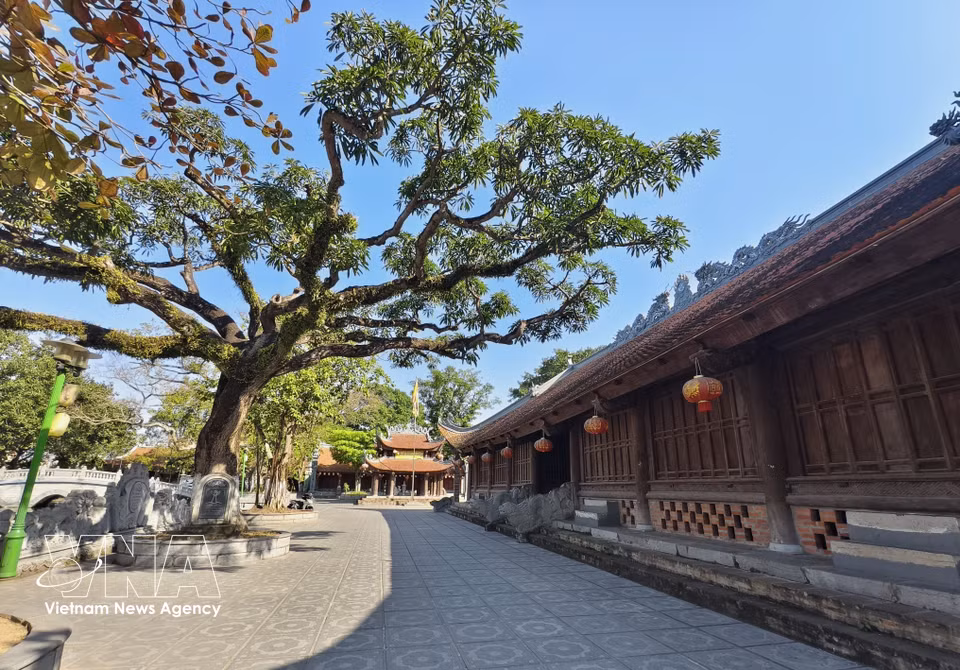 The Dong Ky Communal House gate (Triple Gate – Tam Mon) is built on a grand and imposing scale, bearing the distinctive characteristics of traditional village communal house gates in the Red River Delta, including a central main gate and two side gates. (Photo: VNA)