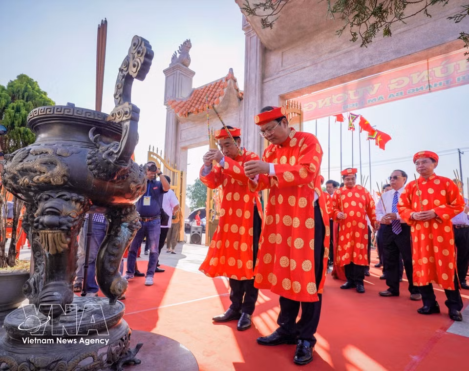Leaders of the southernmost province of Ca Mau offer incense to open the Hung Kings Commemoration Day ceremony. (Photo: VNA)
