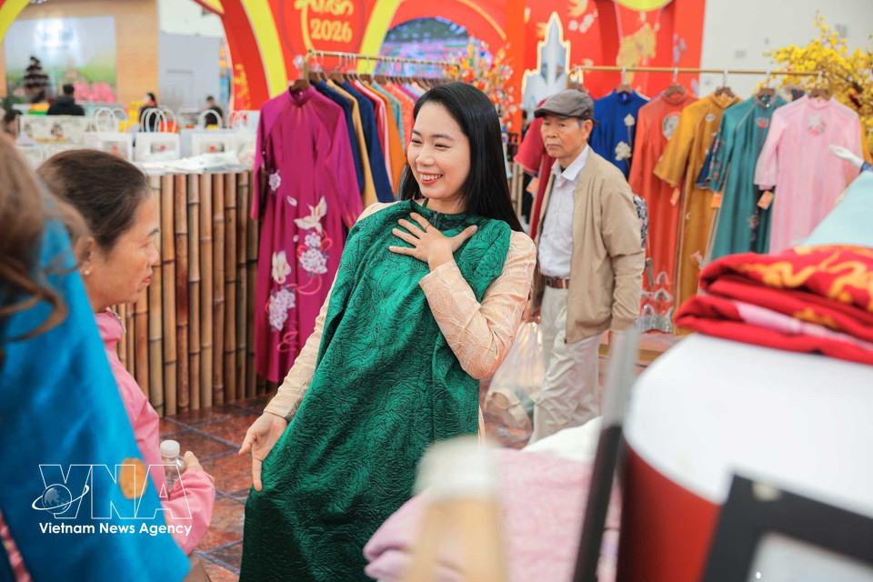 A display area featuring ao dai in the traditional Hue style. (Photo: VNA)