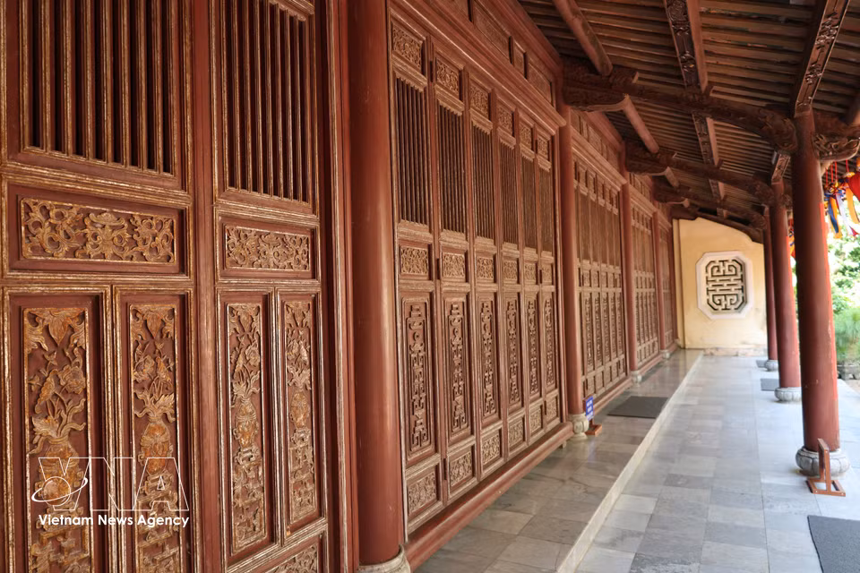 The doors of Thanh Duyen Pagoda’s main hall feature intricate carvings inspired by the traditional architectural style. (Photo: VNA)