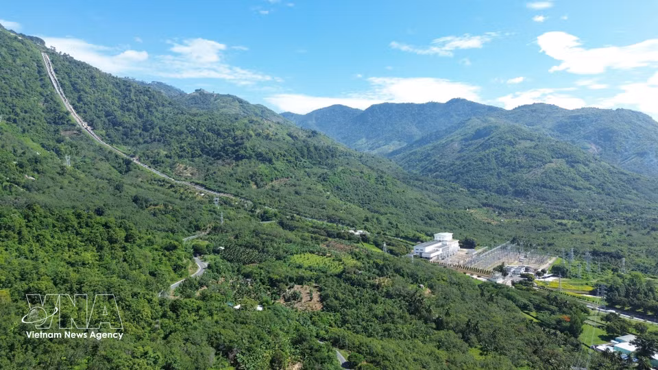 The Da Nhim Hydropower Plant’s water pipelines cross the slopes of Ngoan Muc (Spectacular) Pass. The major hydropower facility spans Lam Dong and Khanh Hoa provinces. (Photo: VNA)