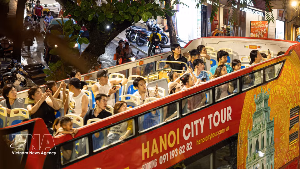 Illuminated cultural stages at night are becoming attractive destinations, offering new experiences for visitors exploring Hanoi after dark. (Photo: Published by VNA)