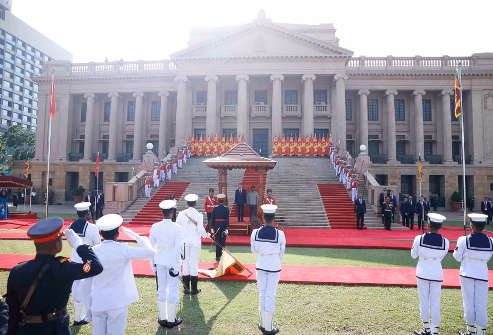 Sri Lankan President Anura Kumara Dissanayake presides over the welcoming ceremony for General Secretary and President To Lam. Photo: Thong Nhat – VNA.