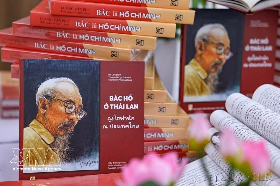 The Vietnam Education Publishing House launches two special reference books about President Ho Chi Minh, entitled "Uncle Ho Is Ho Chi Minh" and "Uncle Ho in Thailand." Meticulously prepared and rich in humanitarian value, the publications contribute valuable materials on the life and great revolutionary career of President Ho Chi Minh. Hanoi, July 30, 2025. (Photo: VNA)