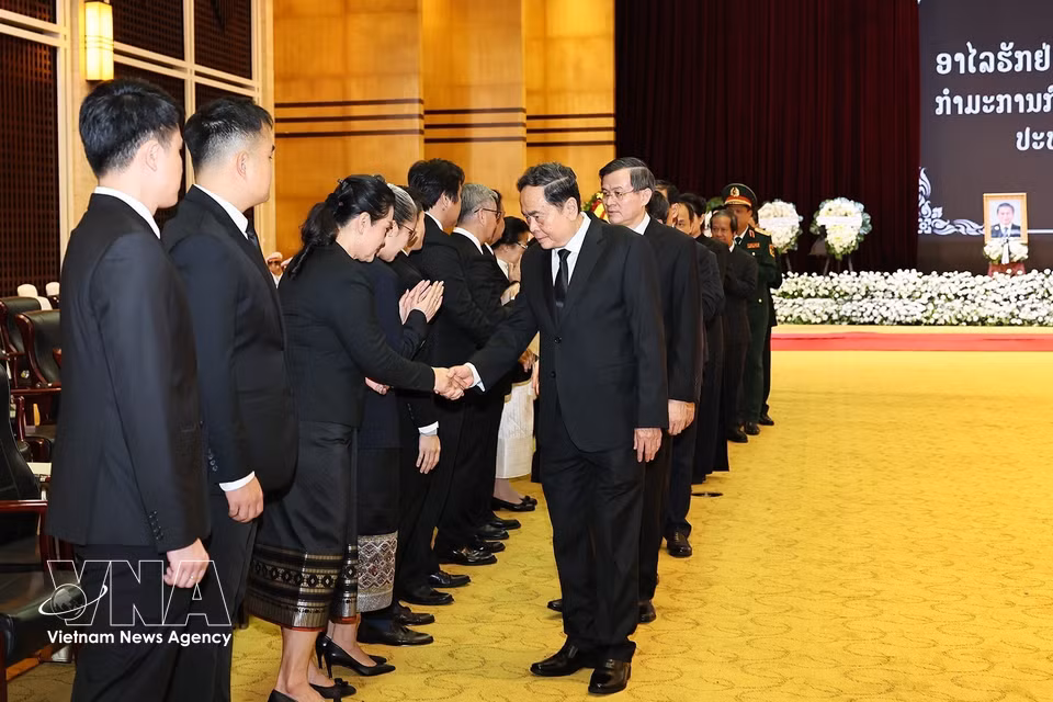 Politburo member and President of the National Assembly Tran Thanh Man, leads a high-ranking delegation of the Vietnamese Party and State, to pay tribute to Politburo member and President of the Lao National Assembly Xaysomphone Phomvihane.