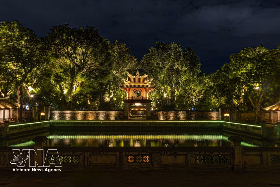 Khue Van Cac (Pavilion of Constellation) and Ho Van (Literature Lake) illuminated during the “Essence of Education” night tour at the Temple of Literature. (Photo: Published by VNA)