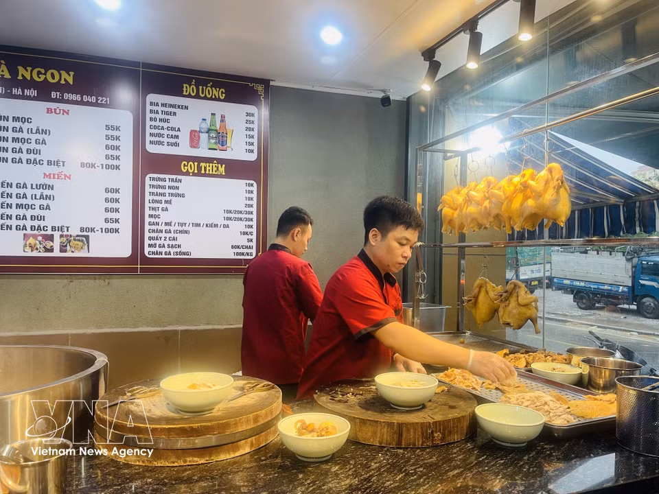 A chef prepares chicken pho for customers at an eatery in Linh Dam Urban Area, Hanoi. (Photo: VNA)