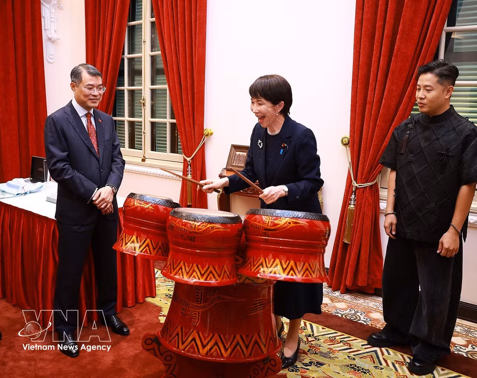 Japanese Prime Minister Takaichi Sanae tries her hand at traditional Vietnamese drumming (Photo: VNA)