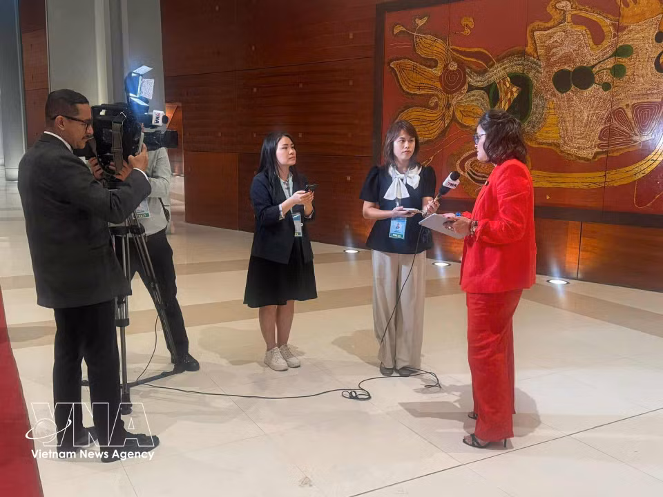 VNA reporters interview Vice President of Ecuador Maria Jose Pinto Gonzalez Artigas on the sidelines of the opening ceremony of the Hanoi Convention against Cybercrime (October 2025). (Photo: VNA)