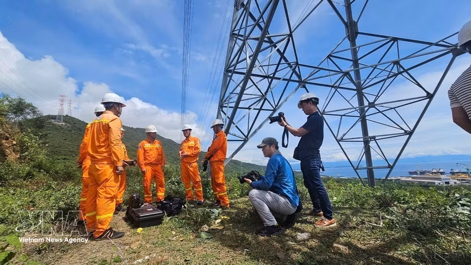 VNA photo journalists report on the completion of the 500kV Circuit 3 transmission line to ensure stable electricity supply nationwide. (Photo: VNA)