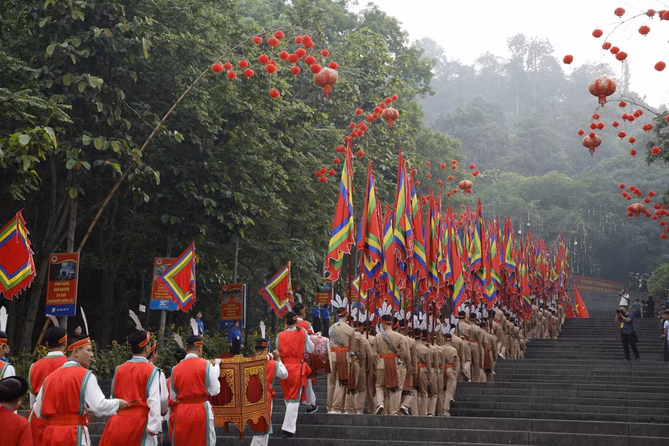 The ceremonial palanquin procession advances up Nghia Linh Mountain, where the Hung Kings are worshipped. (Photo: VNA)