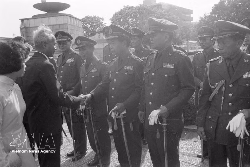 The welcoming ceremony for Prime Minister Pham Van Dong during his official visit to Thailand, the first by a high-ranking Vietnamese leader since the establishment of diplomatic relations between the two countries, September 6–10, 1978. (Photo: VNA)