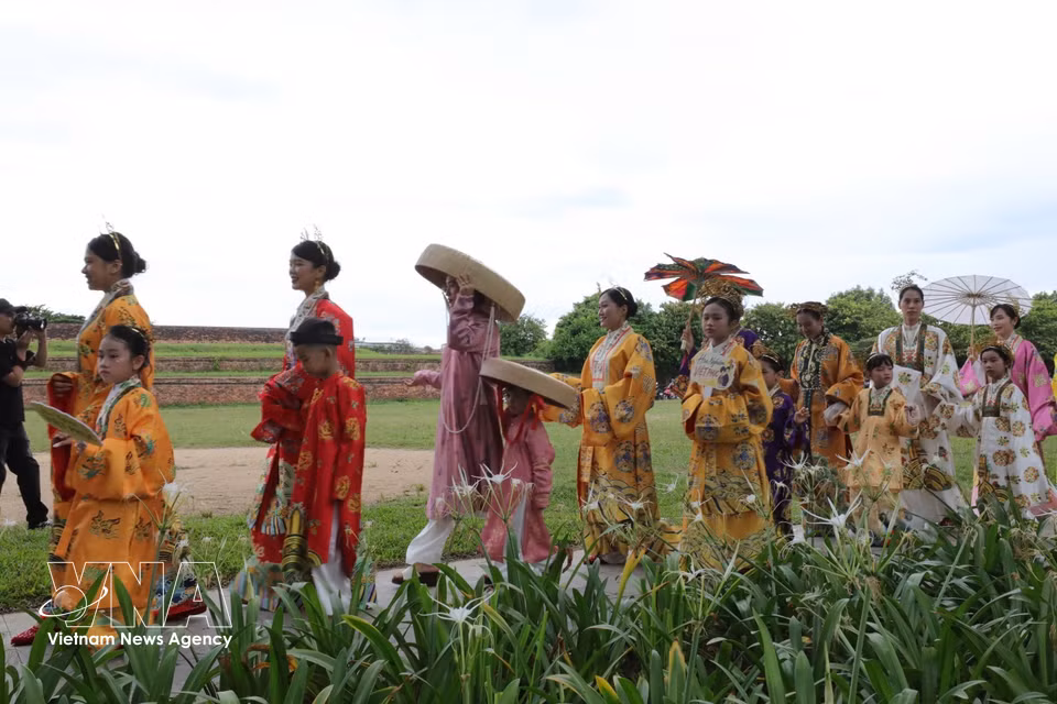 The programme brings together more than 1,500 performers and enthusiasts of traditional Vietnamese attire from across the country’s three regions. (Photo: VNA)