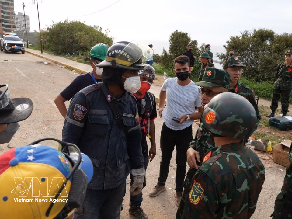 Vietnamese rescue team conducts active search operations in the earthquake-affected area. (Photo: VNA)
