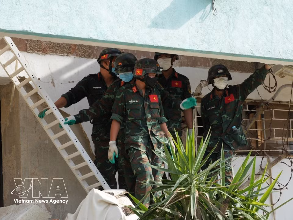 Vietnamese rescue team conducts active search operations in the earthquake-affected area. (Photo: VNA)