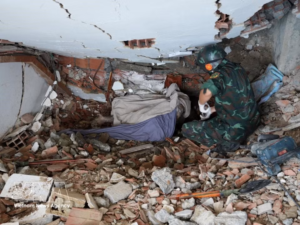 The bodies of victims are recovered from the rubble and handed over to Venezuelan authorities. (Photo: VNA)