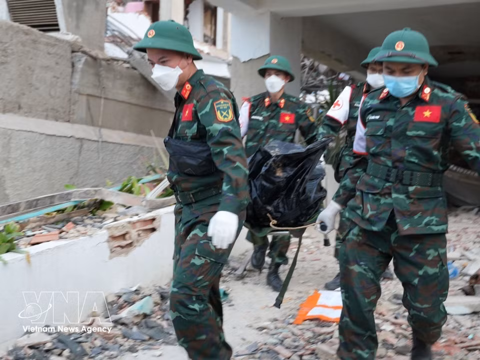 The bodies of victims are recovered from the rubble and handed over to Venezuelan authorities. (Photo: VNA)