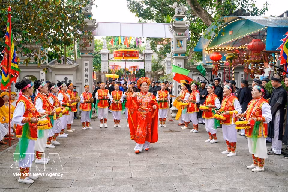 The Keo Village Festival is filled with vibrant festival flags and traditional costumes. (Photo: VNA)