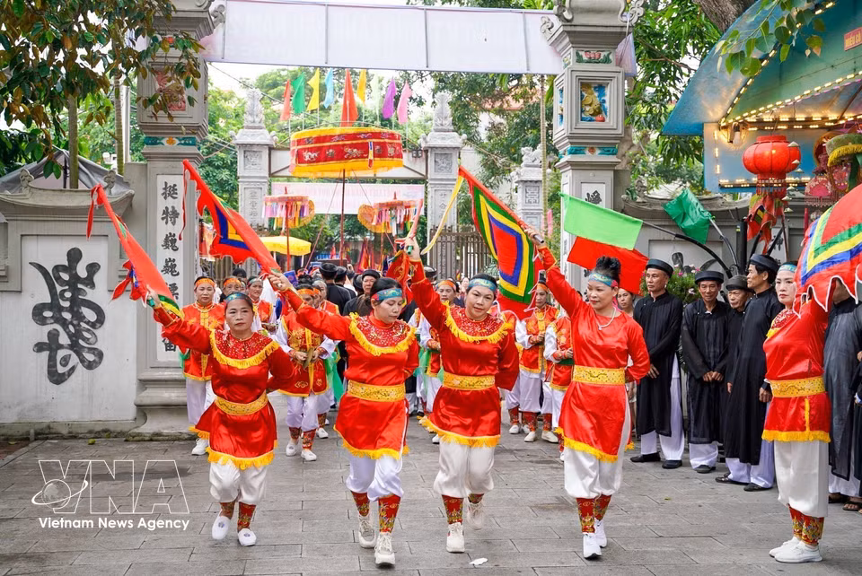 The Keo Village Festival is filled with vibrant festival flags and traditional costumes. (Photo: VNA)